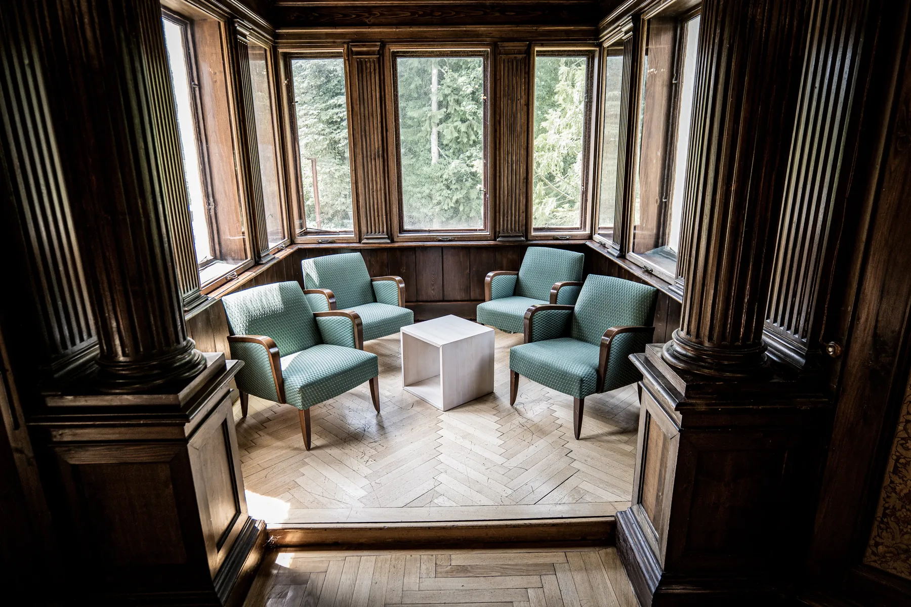 Sitznische an einem historischen Erkerfenster im Schloss Neubruck