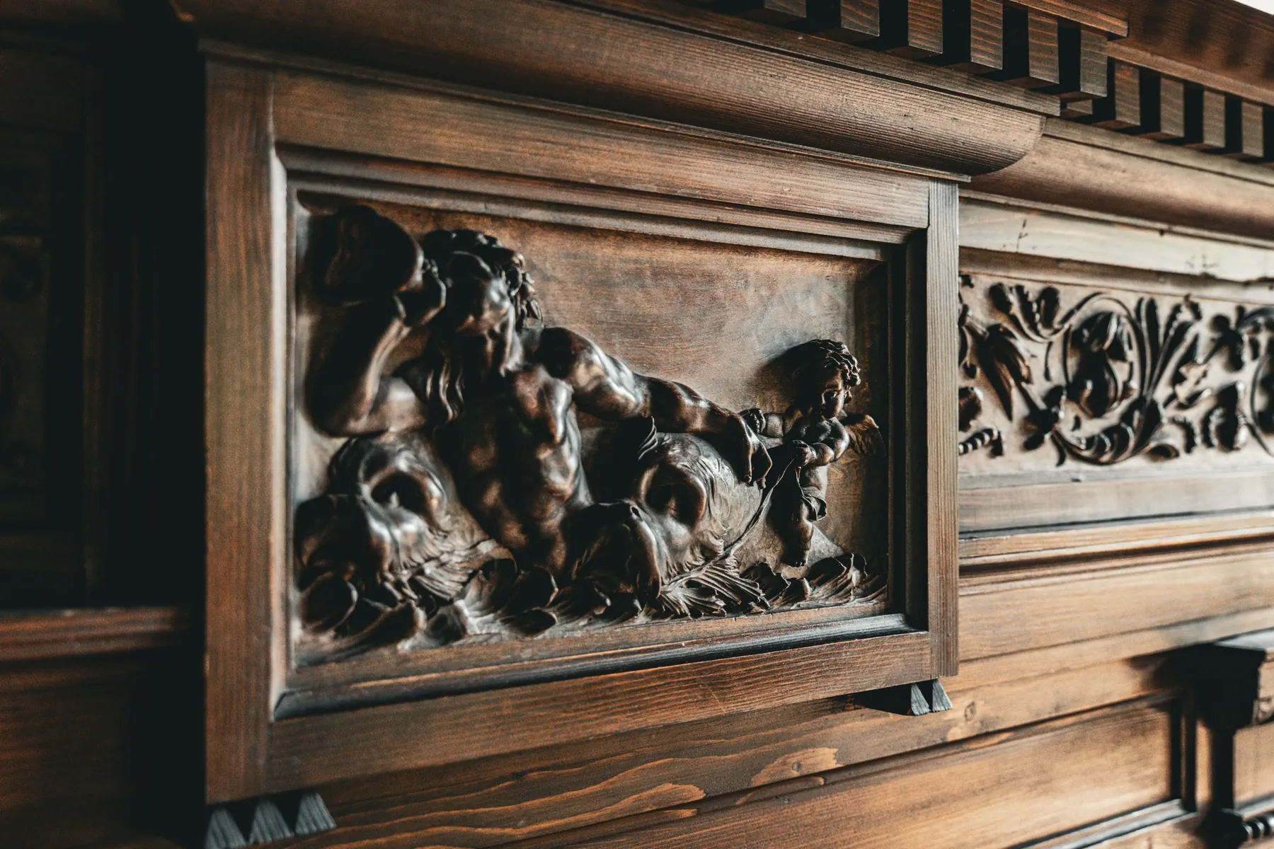 Geschnitztes historisches Holzdetail