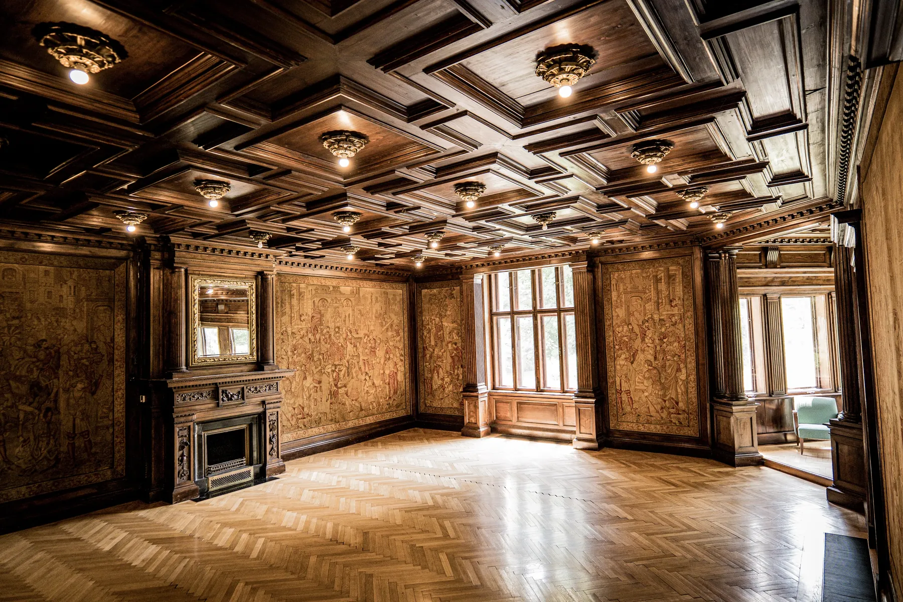 Historischer Salon mit dunkler Holzvertäfelung im Schloss Neubruck