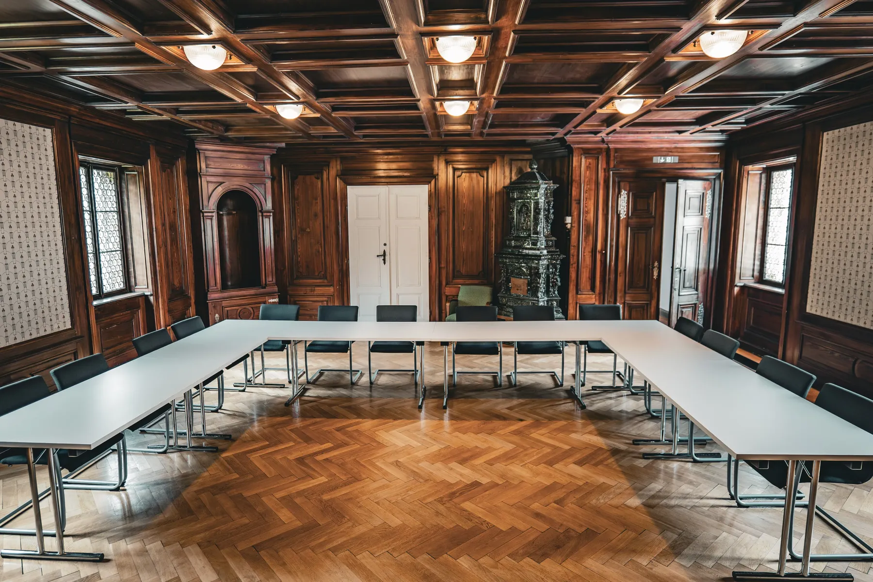 Besprechungsraum mit historischen Holzvertäfelungen