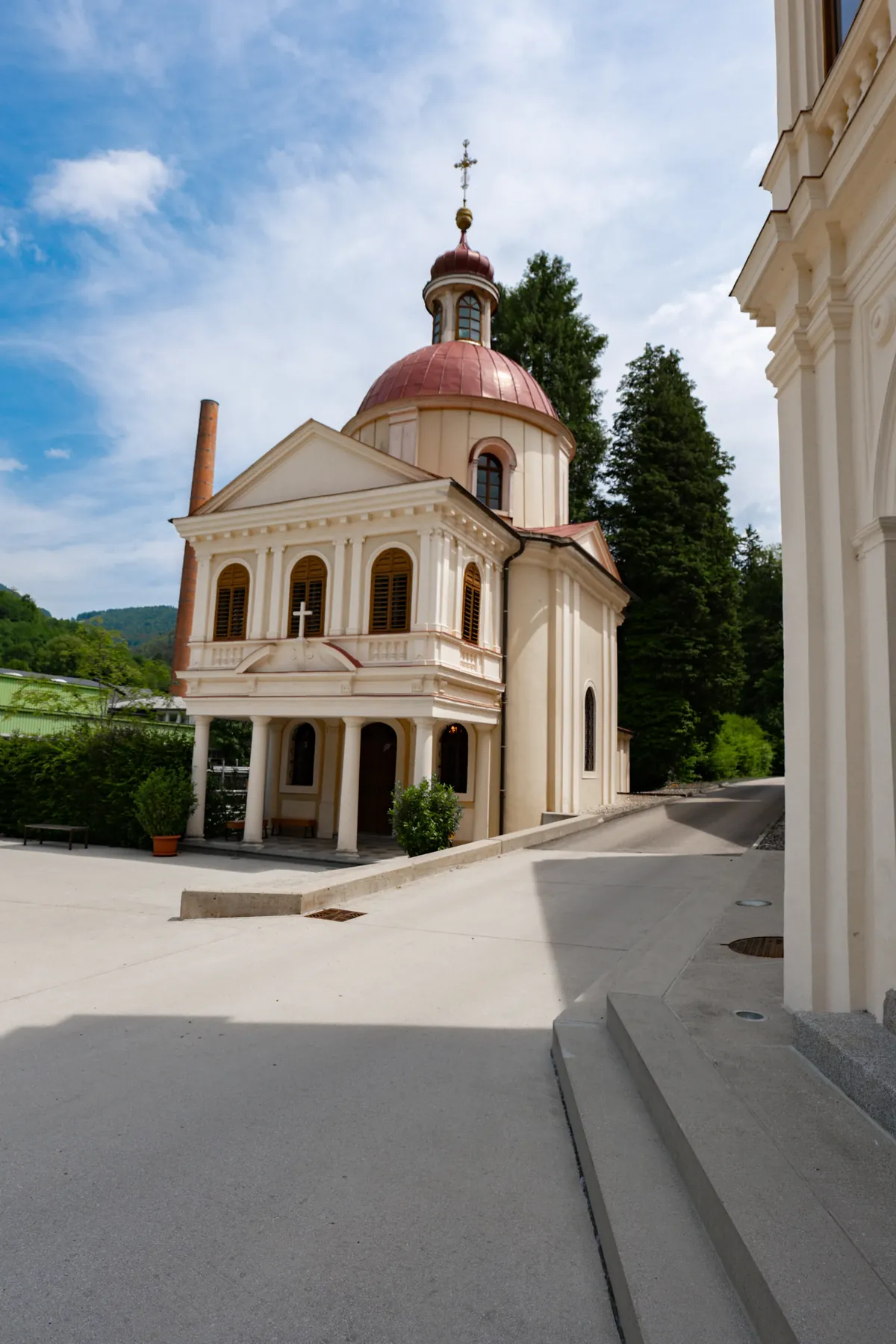 Außenansicht der Töpperkapelle mit ihrer markanten Kuppel